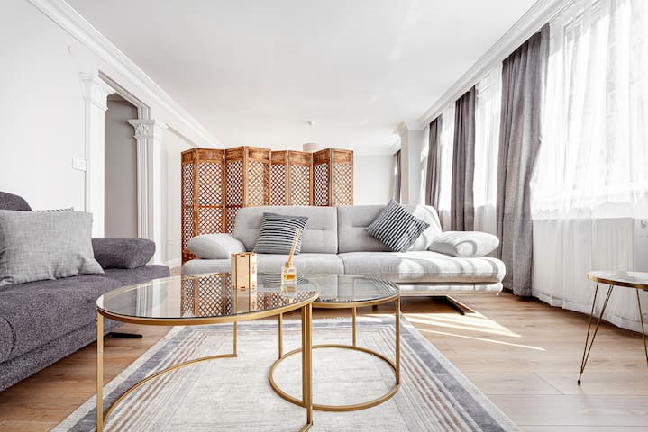 Spacious &Modern 4BR-2BA. Main Street Metro w/Lift