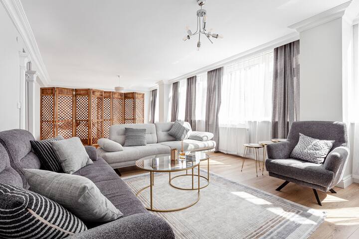 Modern &Spacious 4BR-2BA. Main Street Metro &Lift