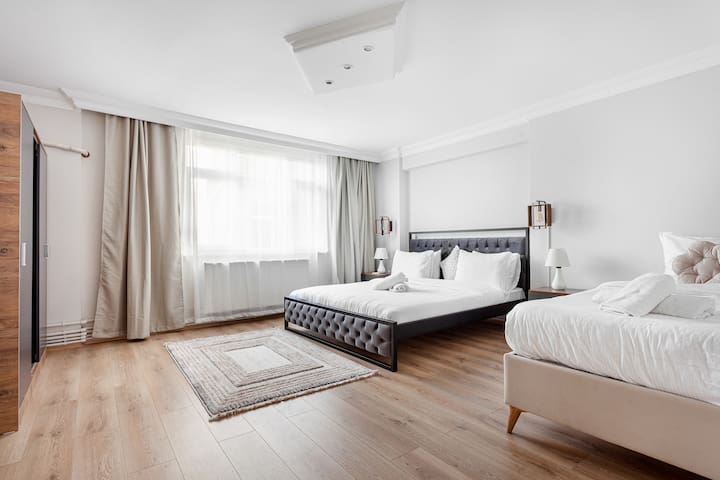 Spacious &Modern 4BR-2BA. Main Street Metro w/Lift gallery image 3