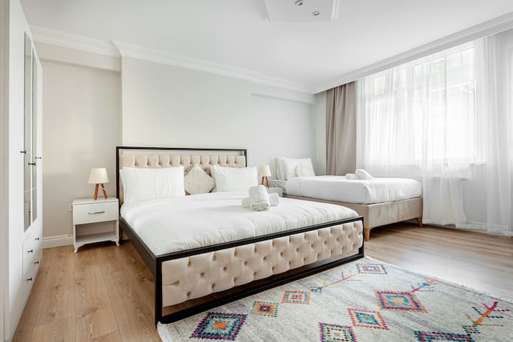 Spacious &Modern 4BR-2BA. Main Street Metro w/Lift gallery image 2