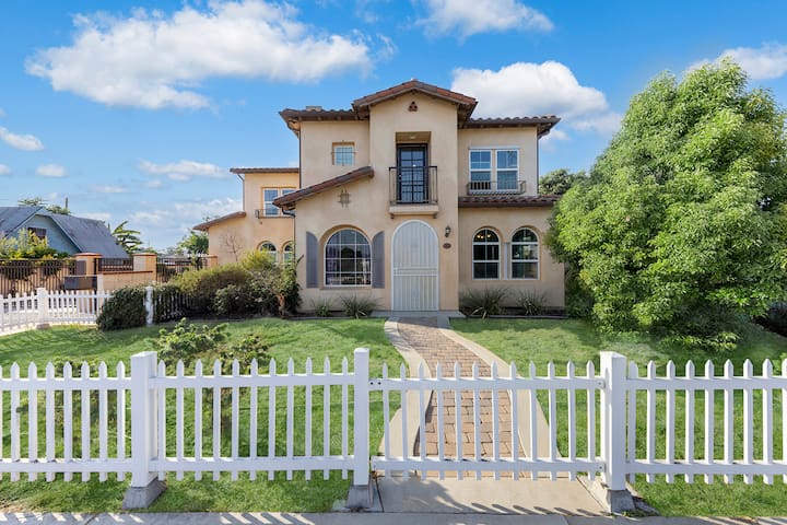 Spacious 5-BD Retreat near DTLA