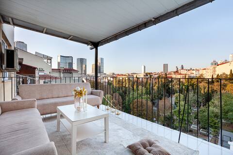 Charming 4-BR. Lovely Balcony w/Garden & City View
