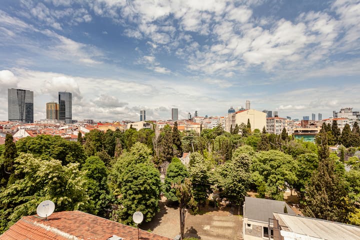 Charming 4BR-2BA. Lovely king beds w/Lift-full AC gallery image 5