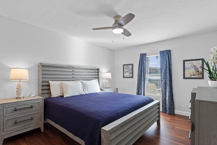 La deuxième chambre est une bleu marine apaisante et des teintes grises avec un lit king. 