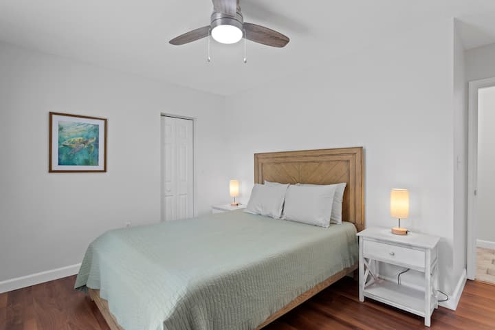 La troisième chambre est une chambre verte paisible avec un lit Queen.