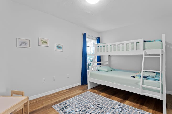 La quatrième chambre dispose d'un lit superposé et d'une table de jeu pour petits enfants. Nous y avons laissé quelques jouets et livres pour que tout le monde puisse en profiter. Nous avons également un pack'n'play et une chaise haute dans le placard de la chambre principale à votre usage.