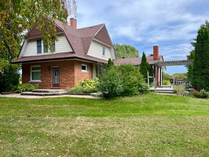 A Cozy Farmhouse Retreat - Collingwood