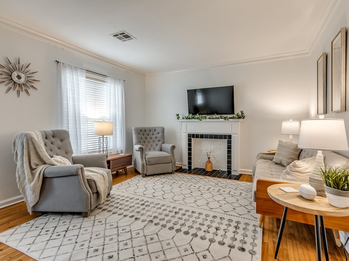 Gezellige living met fauteuils en daglicht