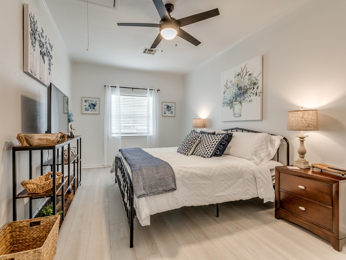 Master vlak bij de keuken voor gemakkelijke toegang tot een lichte nachtsnack