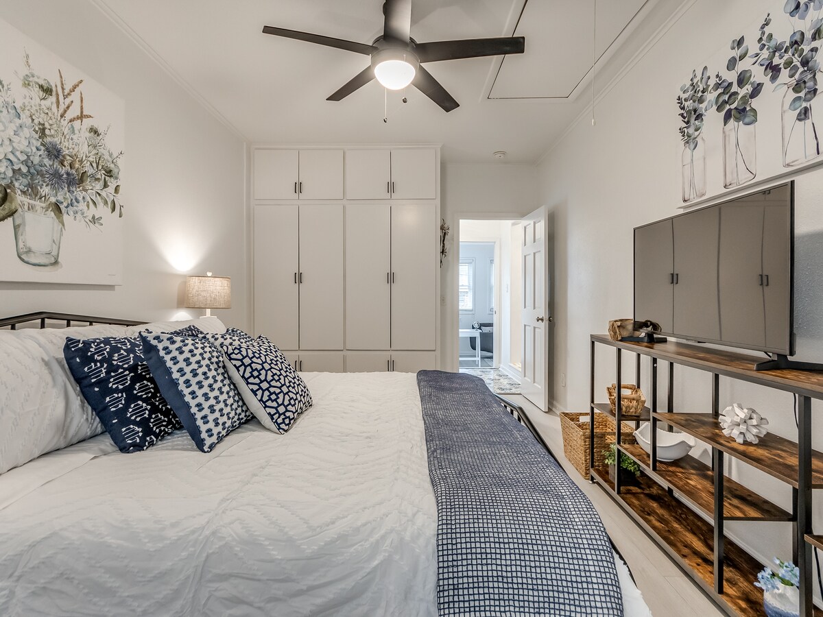 Comfortabel kingsize bed met lakens en  hoofdkussenmatras voor een geweldige nachtrust