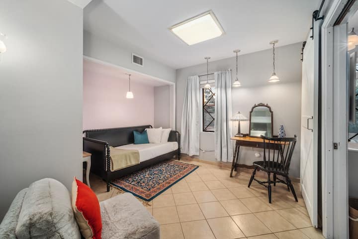"Camera da letto adiacente alla camera padronale, ideale per famiglie."
