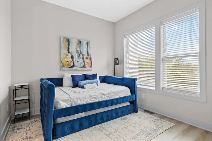 Naša jednolôžková posteľ s vysúvacím trundlom je ideálna pre rodiny alebo skupiny a ponúka pohodlie a flexibilitu pre pokojný pobyt. ️✨