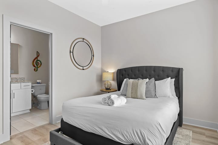 Ponorte sa do vysnívanej krajiny v našej elegantnej spálni s manželskou posteľou, kde sa pohodlie stretáva s luxusom. ✨