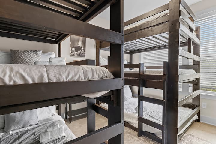 Priestor pre celú posádku! Naša priestranná poschodová izba má dve plné postele - ideálne na útulný pobyt. ️✨