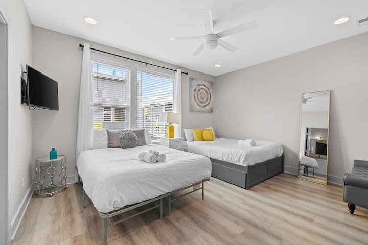 Uvelebte sa a oddýchnite si v našej spálni s manželskou posteľou - ideálne pre pokojný nočný spánok! ️✨