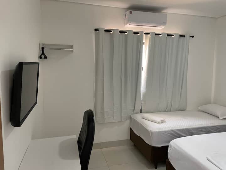 ห้องนอน 2
เตียงคู่แบบใหม่ในฤดูใบไม้ผลิ 
สปริงแบบถุงใส่เตียงเดี่ยวแบบใหม่ 

โต๊ะ
แอร์ทีวี 32 POLEGAS