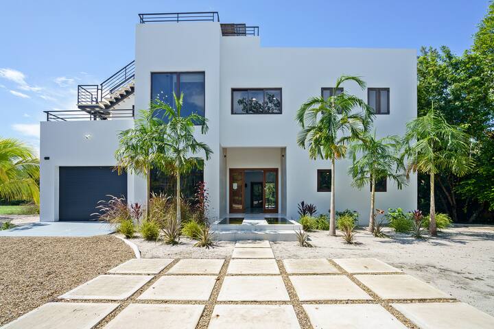 Contemporary Villa with pool in Naia Residences gallery image 2