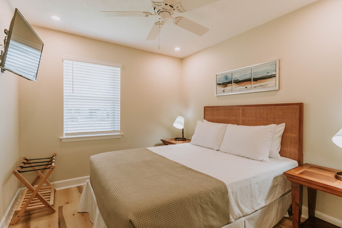Guest Bedroom #2 w/queen bed with Smart TV