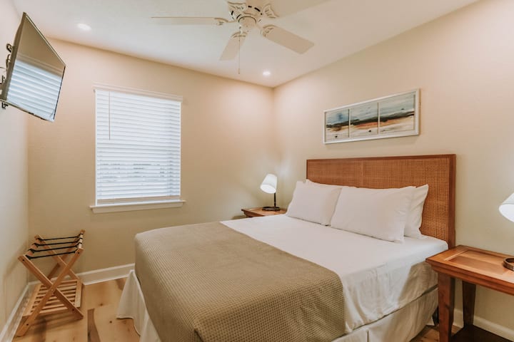 Guest Bedroom #2 w/queen bed with Smart TV