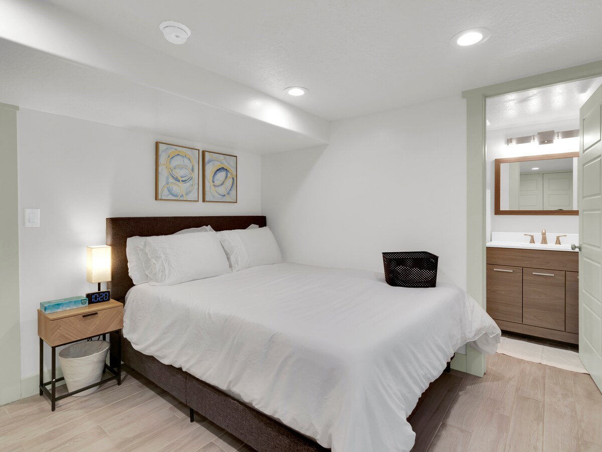 这间卧室的入口高度约为6英尺，是房子里唯一一间有高度问题的卧室。 如果您是身高较高的房客，不妨考虑房子里的其他不同房间。 