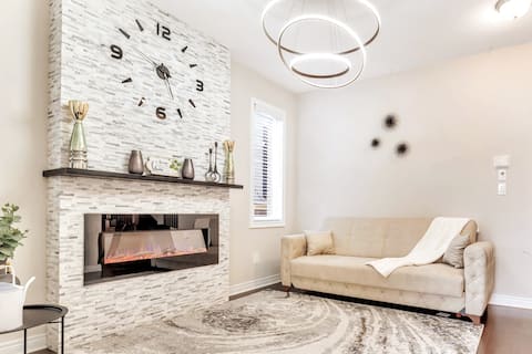 Luxe Retreat: Modern Gem 4B/2.5B+Office,5G,Parking