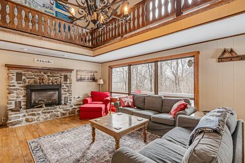 The Chalet Getaway,
3 Baths, 5 Bedrooms,
12 Beds
