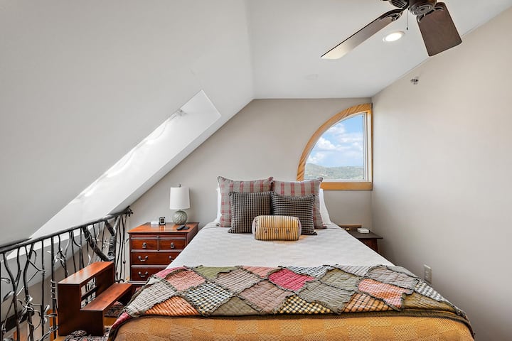 Kitanda cha malkia chenye mwonekano mrefu wa mlima!  Ni nini bora zaidi kuliko hivyo?