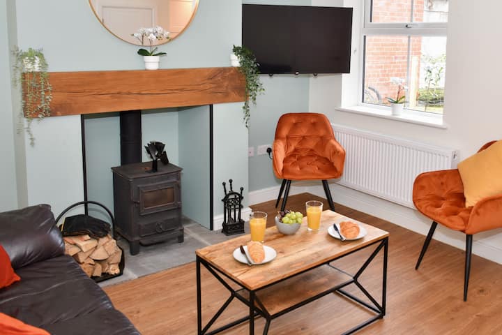 Cosy Yet Spacious, 3br, Parking, Village Location - Llangollen