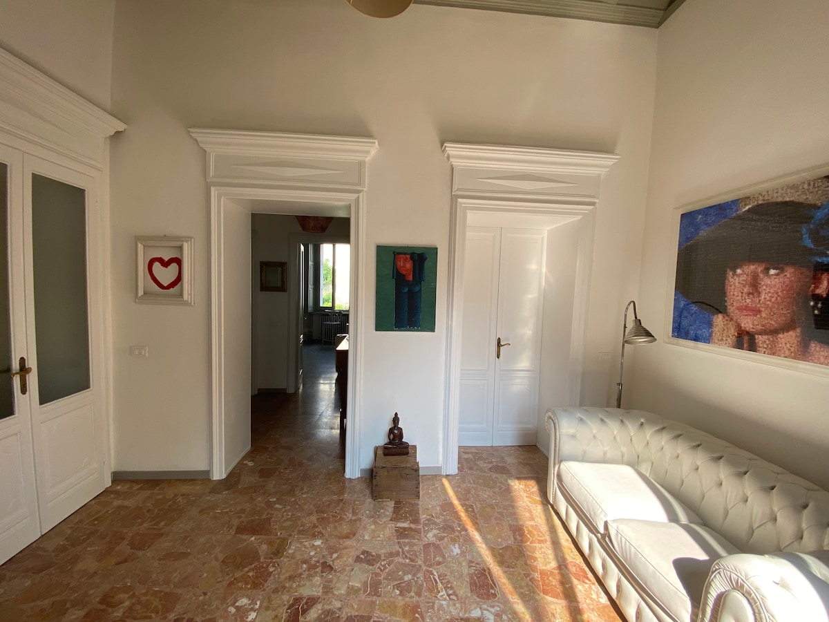 Annuncio Airbnb popolare: 7. Frecavalli Apartment in a Historic Building a Cremona