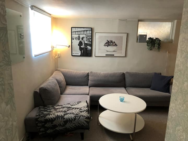 I soffan kan två personer ligga och titta på tv / film. 