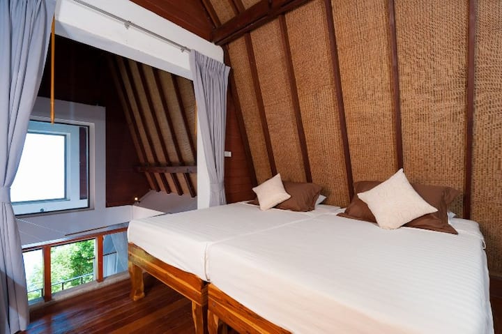 חדר השינה השלישי שלנו, שהוא קומת ביניים צמודה עם מיטה זוגית, מעל חדר השינה הראשי שלנו. מגיע עם רשתות נגד יתושים ומיזוג אוויר.