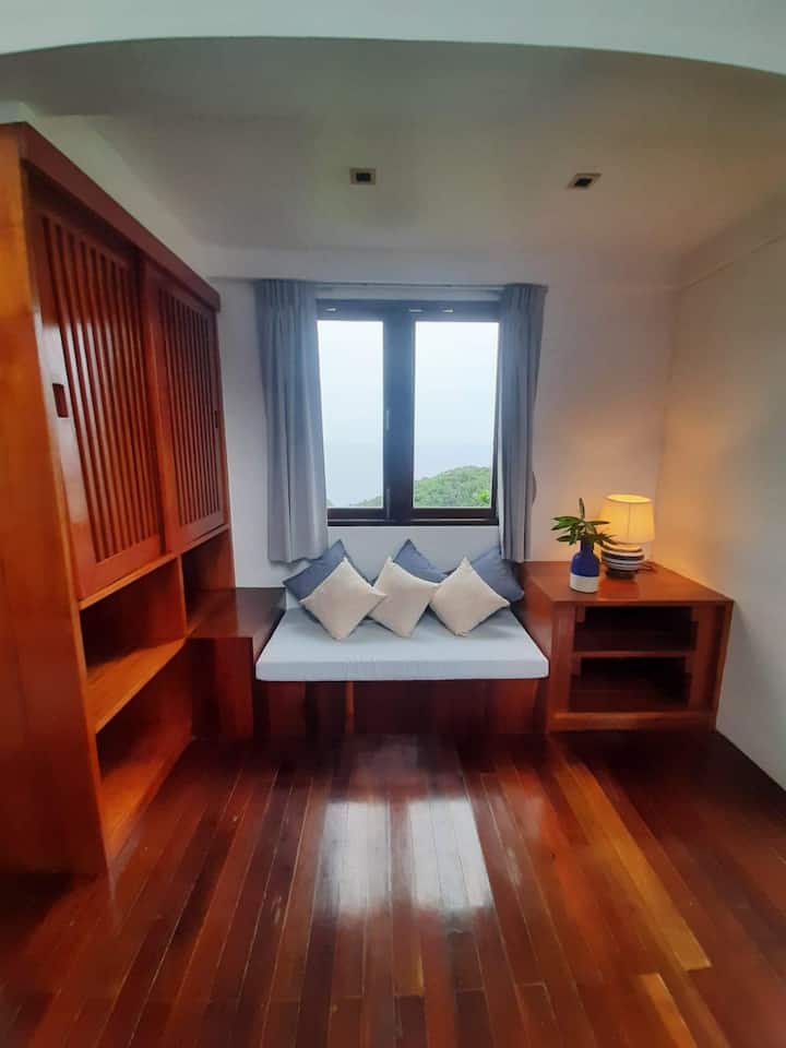 חלל הארון וחלק ההלבשה של חדר השינה השני.