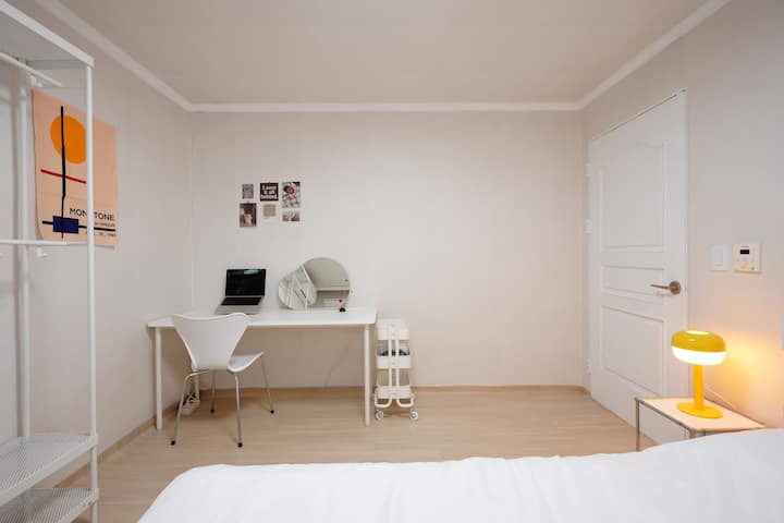 Dhoma 1 

Krevat dopio "Queen"
Tavolinë anësore + dritë
Tavolinë e madhe + Pasqyrë + Tharëse flokësh
Dollap
24" Monitor + Qëndrim laptopi