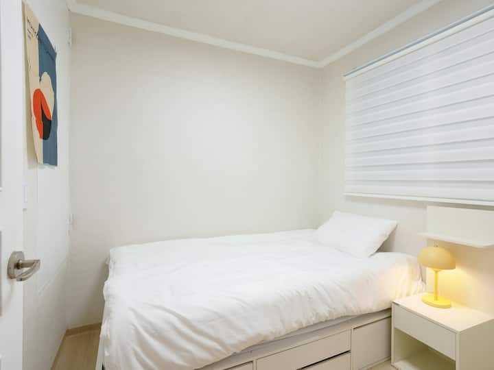 Dhoma3

Krevat supersingle
Tavolinë anësore
Varëse rrobash