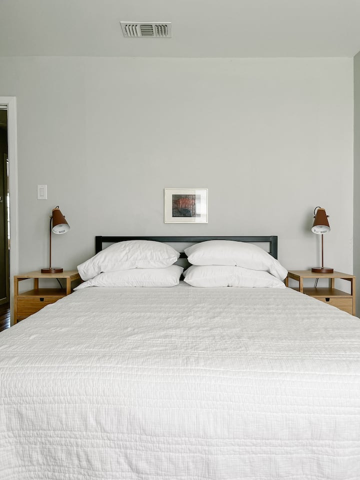 ห้องนอน 2 พร้อมเตียงควีนไซส์