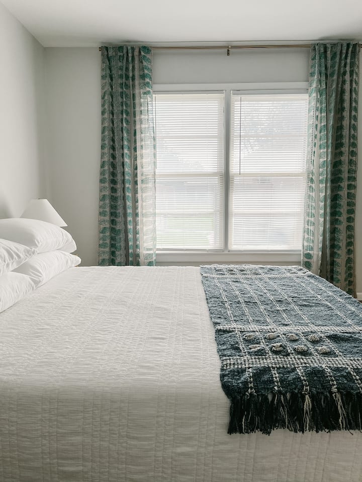 ห้องนอนหลักพร้อมเตียงควีนไซส์