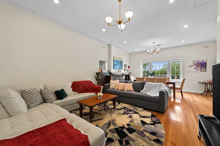 Spacious 4 bedder house in Kew 2 rooms with Study