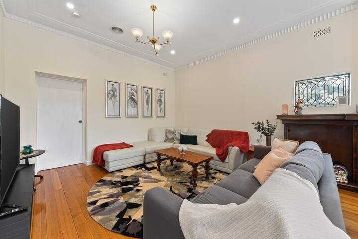 Spacious 4 bedder house in Kew 2 rooms with Study gallery image 3