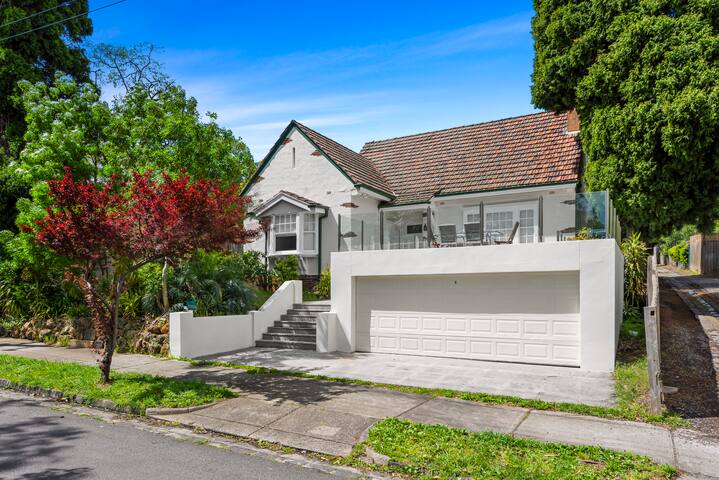 Spacious 4 bedder house in Kew 2 rooms with Study gallery image 2