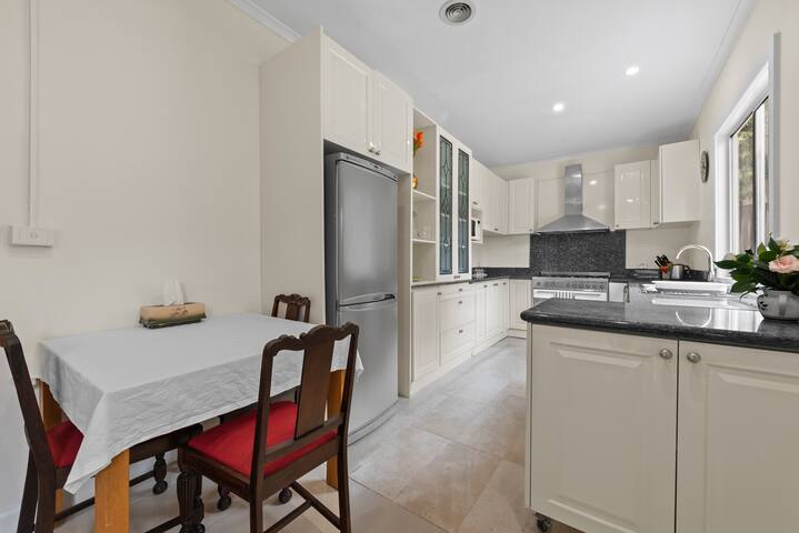 Spacious 4 bedder house in Kew 2 rooms with Study gallery image 4