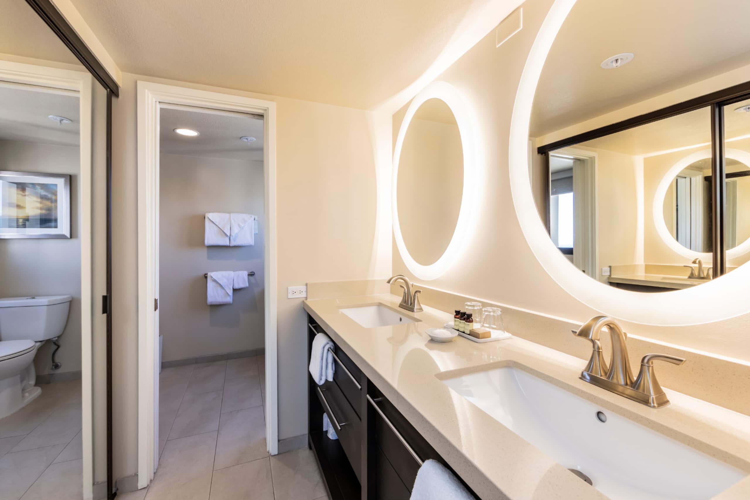 Condo in Honolulu · ★4.92 · 2 bedrooms · 4 beds · 2 private baths - Image 10