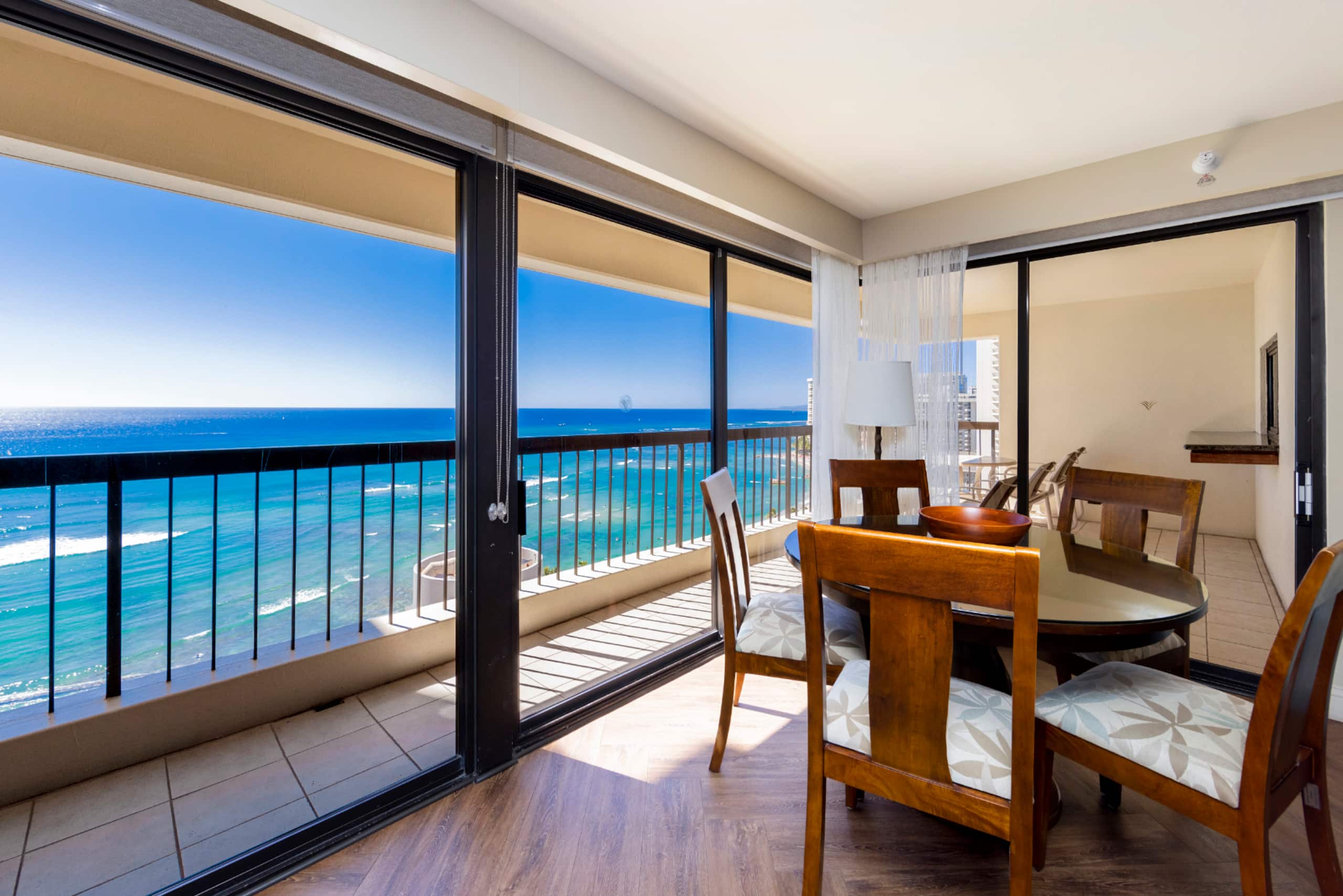 Condo in Honolulu · ★4.92 · 2 bedrooms · 4 beds · 2 private baths - Image 5