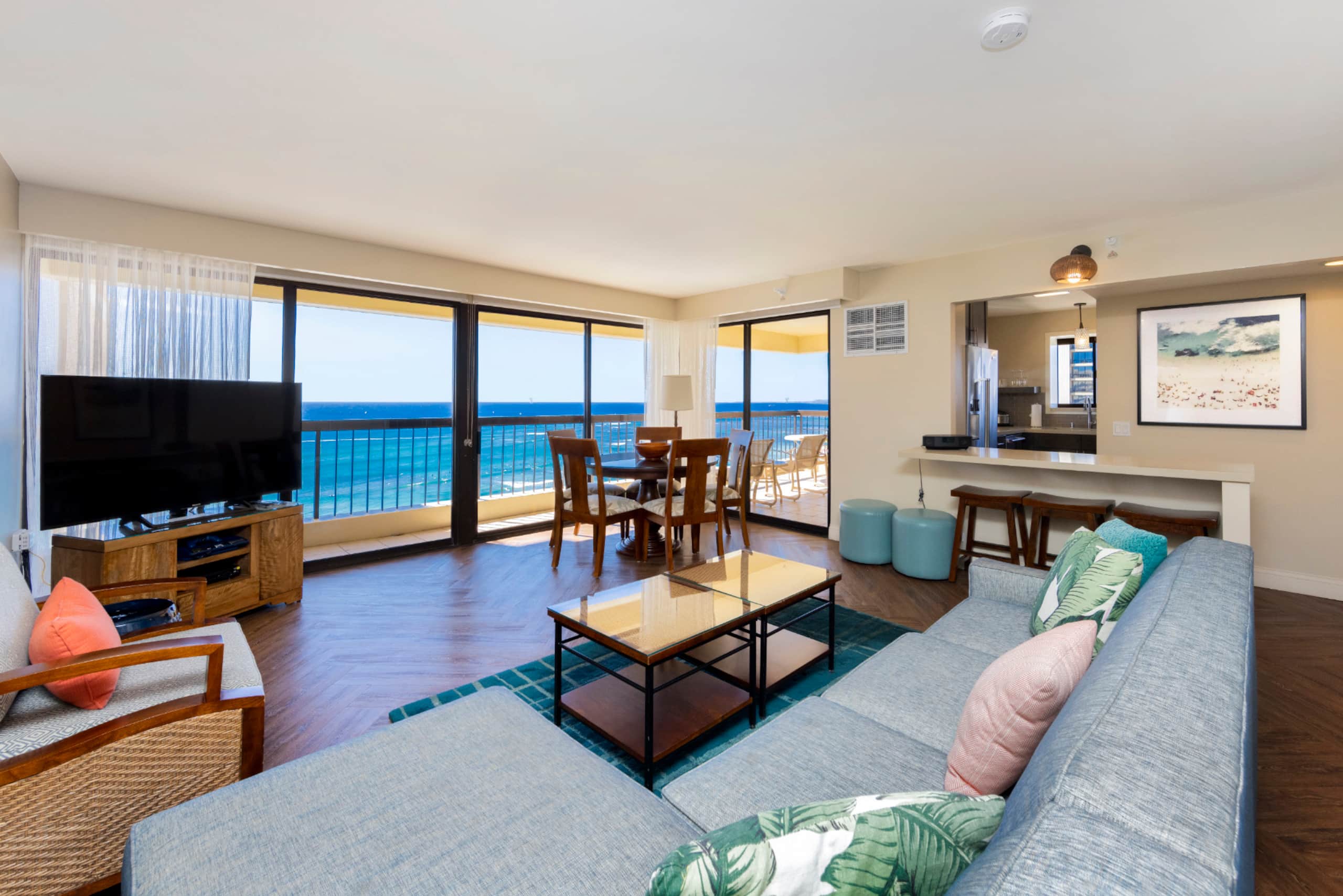 Condo in Honolulu · ★4.92 · 2 bedrooms · 4 beds · 2 private baths - Image 4