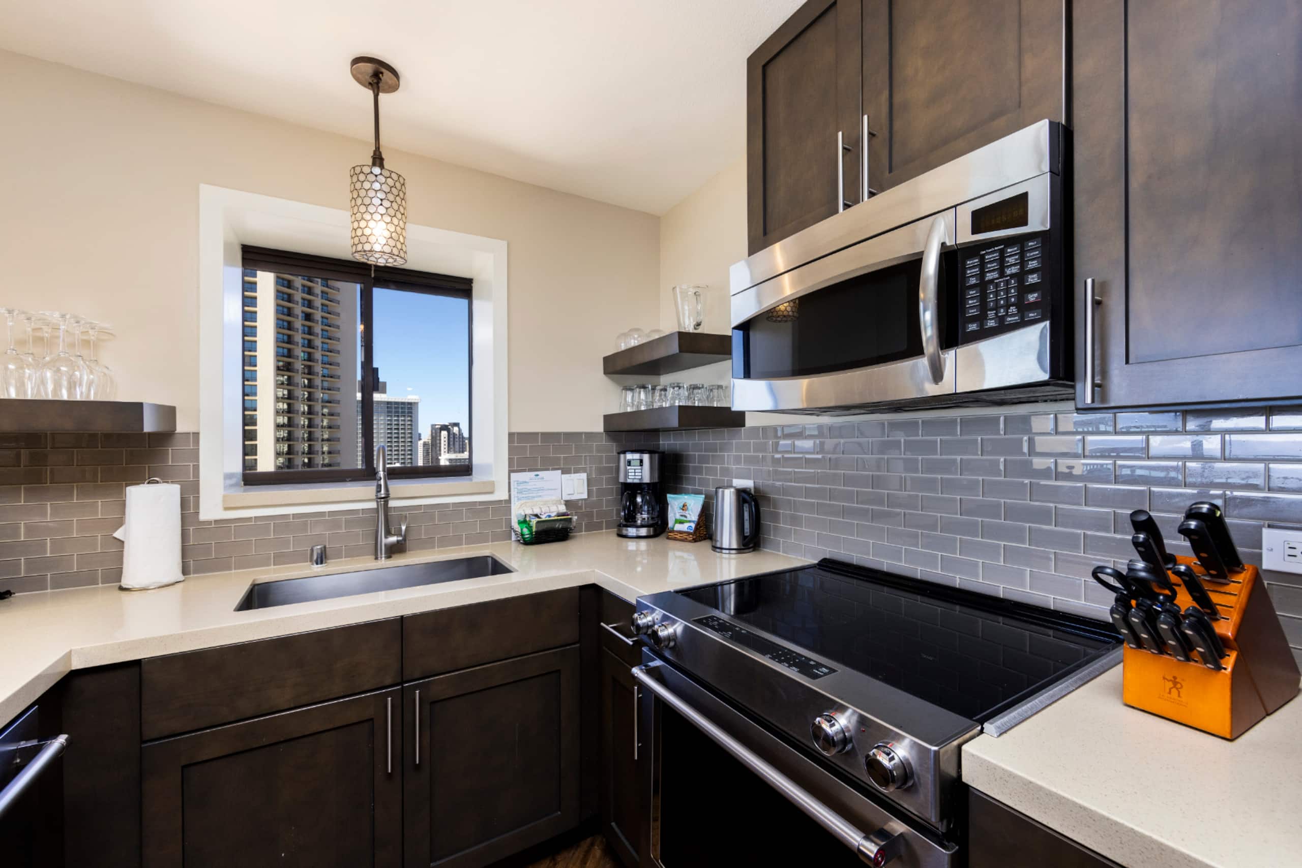 Condo in Honolulu · ★4.92 · 2 bedrooms · 4 beds · 2 private baths - Image 8