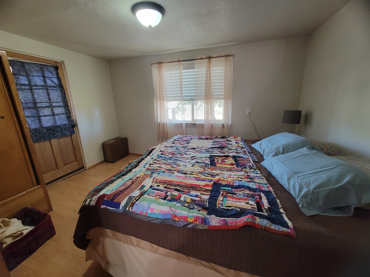 Southeast Bedroom with King Size Temperpedic foam matras ,  geweldig uitzicht vanuit het raam,  en vrijstaande kast.
