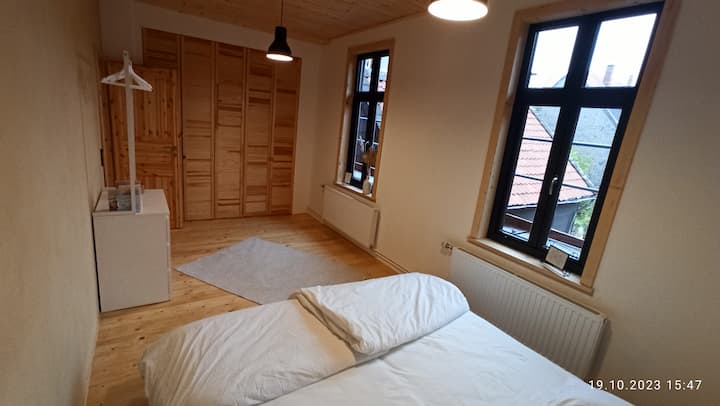 ห้องนอนจากด้านเตียง