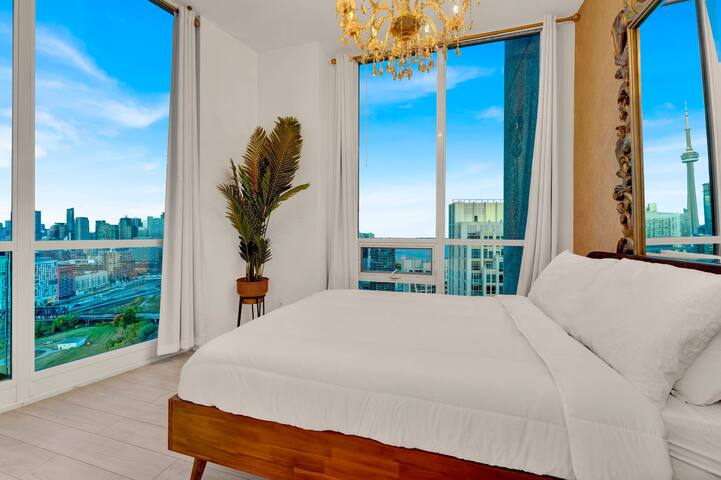 Penthouse Corner Suite w/ Panoramic 12 FT Windows gallery image 5