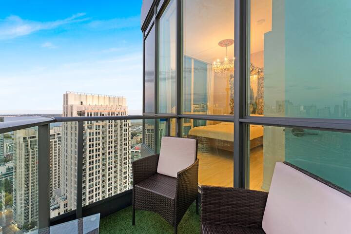 Penthouse Corner Suite w/ Panoramic 12 FT Windows gallery image 4