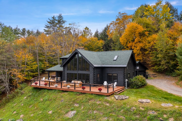 Cozy Mountain Cabin w/ Hot Tub & Incredible View