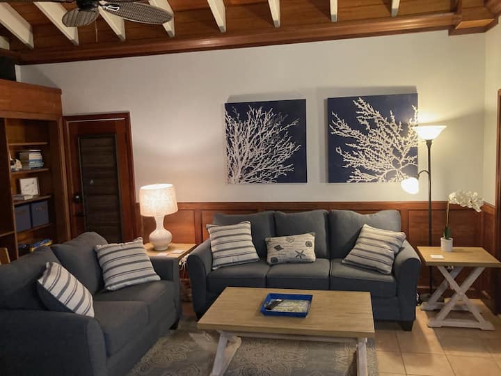 Sunnyside Villa (Upstairs Only-sleeps 6)+generator - East End